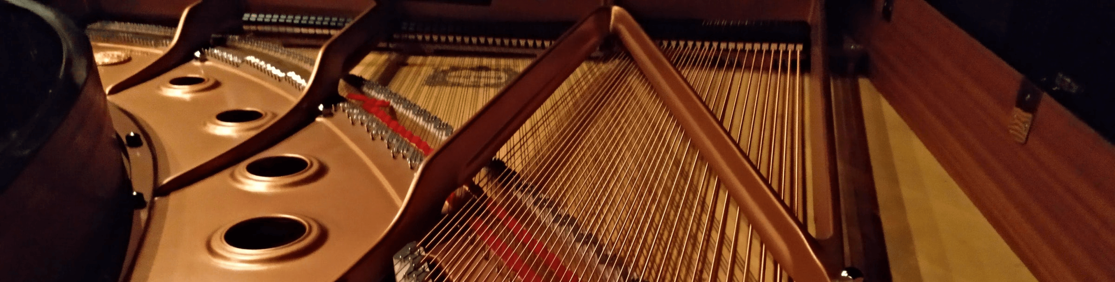 A picture of an open piano.